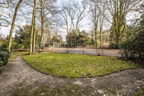 Tennisplatz in Parkanlage - 