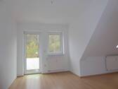 Wohnzimmer - Schöne 2-Zimmer-Dachgeschosswohnung mit Balkon im Rudolspark