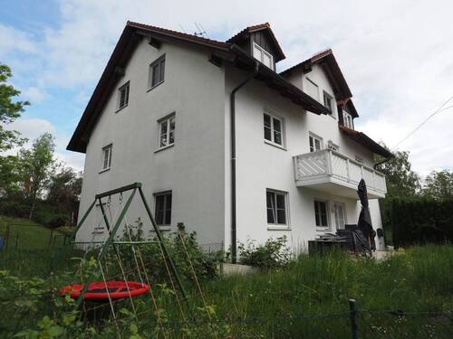 Ansicht Haus - Gepflegte 4-Zimmer-Wohnung mit Balkon, Gartenanteil und Garage in Hörenzhausen