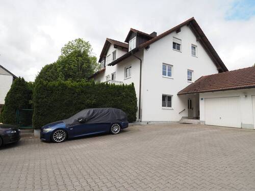 Ansicht Haus Garage - 4 Zimmer Etagenwohnung zur Miete in Fahrenzhausen