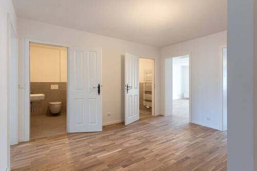 Essdiele / Blick auf die Bäder - **Erstbezug nach Renovierung: 5-Zimmer-Wohnung in Citylage**