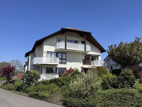 Objektansicht - Große 4-Zimmer-Wohnung mit schöner Teilsee-Bergsicht und Garage