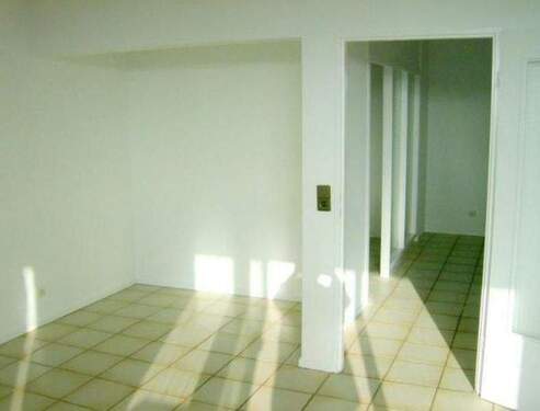 Sonniges Wohnzimmer - 1 Zimmer Etagenwohnung zum Kaufen in Bremen