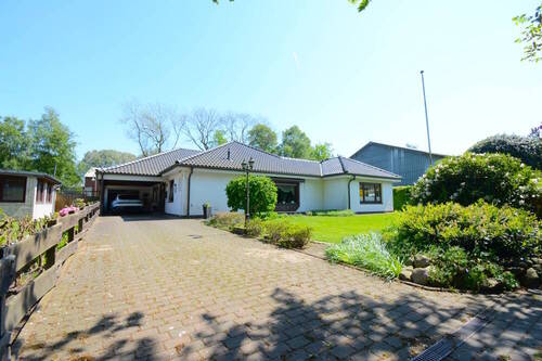 Außenansicht - Großzügiger Winkelbungalow in ruhiger Wohnlage mit Ausbaureserve und gepflegtem Garten