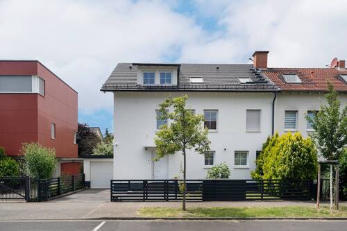 Hausansicht - 1 Zimmer Mehrfamilienhaus, Wohnhaus zum Kaufen in Frankfurt am Main