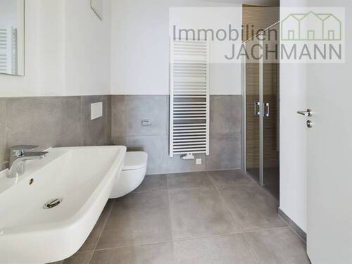 Bad mit großer begehbarer barrierefreier Dusche - 