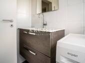 Die Wohnung verfügt über ein Badezimmer mit separaten WC - 