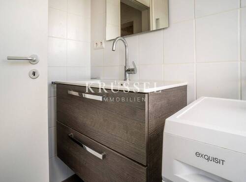 Die Wohnung verfügt über ein Badezimmer mit separaten WC - 