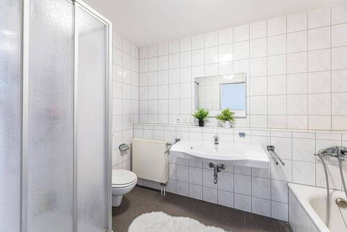 Bad mit Dusche & Badewanne DG - 