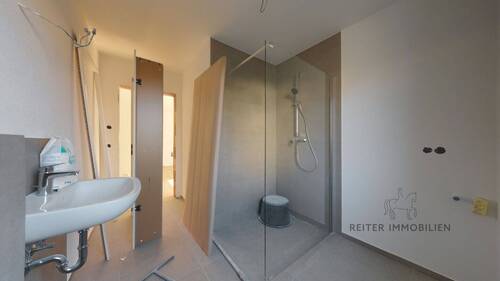 Badezimmer mit ebenerdiger Dusche - 3 Zimmer Etagenwohnung in Hünfeld / Oberrombach