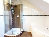 Badezimmer im Dachgeschoss - 