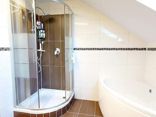 Badezimmer im Dachgeschoss - 