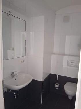 Bad mit Wanne - 2 Zimmer Etagenwohnung zur Miete in Magdeburg