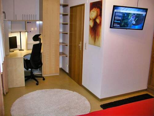 Schlafzimmer mit Arbeitsecke - 