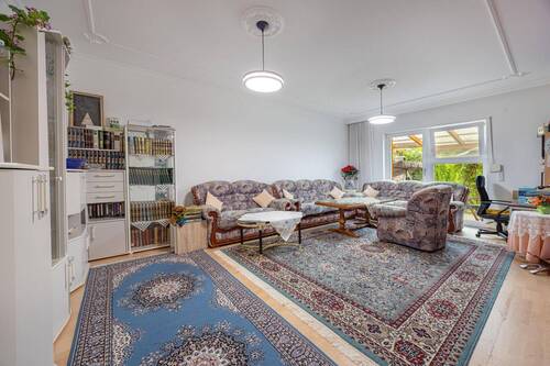 großes Wohnzimmer mit Terrassenausgang - 