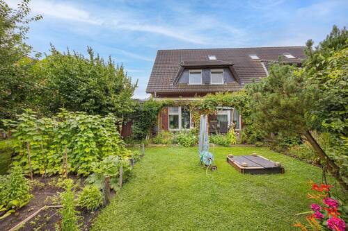 Massive Doppelhaushälfte mit Garten, - Massive Doppelhaushälfte mit 9 Zimmern in Hamburg-Wilhelmsburg