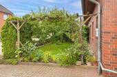 und Vorgarten mit Obstbäumen - 