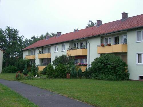 Blick zur Wohnanlage - 3-Zimmer-Wohnung in Baiersdorf-HAGENAU mit EINBAUKÜCHE