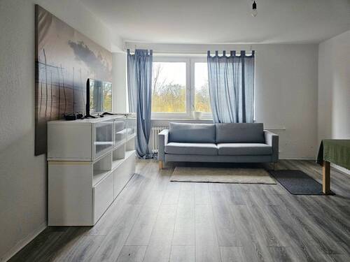 Wohnzimmer mit Balkon - Musterfoto - Schöne 2-Zimmer-Wohnung mit 2 Balkonen in Lehe - ab sofort verfügbar!
