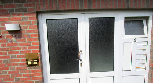 21. Eingangsbereich des Mehrfamilienhauses..JPG - 