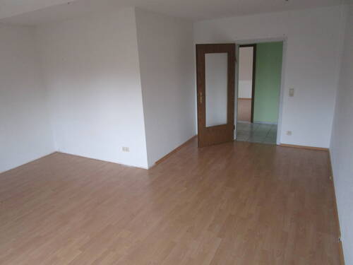 70. Wohnzimmer der Eigentumswohnung..JPG - 