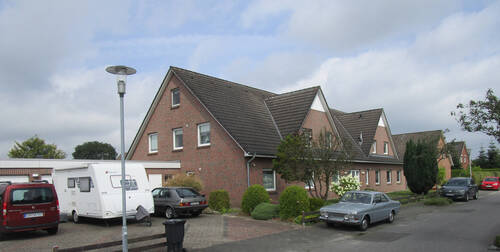 5. Straßenblick auf die Südostseite des Mehrfamili - Neuenkirchen bei Nordseebad Otterndorf,Schöne Eigentumswohnung mit einem Balkon in einem Mehrfamilienhaus.