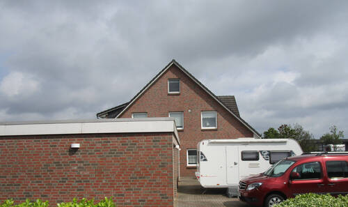 8. Blick auf die Südseite des Mehrfamilienhauses.. - 