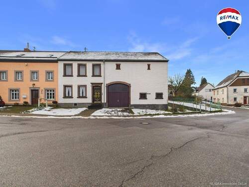 RE/MAX Immobilien DeLux Haus in Weiskirchen zu verkaufen - Bauernhaus mit großem Grundstück in ruhiger Lage von Weiskirchen