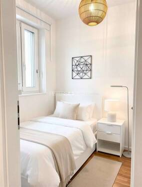 Schlafzimmer mit Bett - 