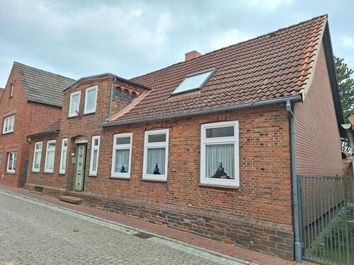 Außen Front 2 - 8 Zimmer Einfamilienhaus in Meldorf