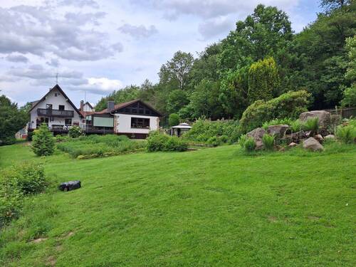 LE Gesamtansicht von Süden inkl. Garten (002) - Vorankündigung: Großes gepflegtes Anwesen am Waldrand