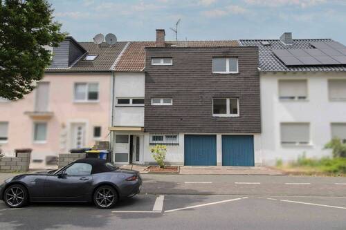 Außenansicht - Attraktives Mehrfamilienhaus mit 3 Einheiten - 2 leerstehend, 1 vermietet - mit Garten & 2 Garagen