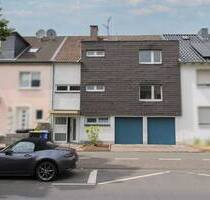 Attraktives Mehrfamilienhaus mit 3 Einheiten - 2 leerstehend, 1 vermietet - mit Garten & 2 Garagen - Wesseling