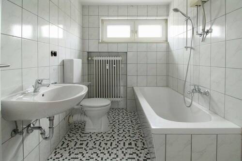 Badezimmer 2. OG - Mehrfamilienhaus, Wohnhaus mit 199,30 m² in Wesseling zum Kaufen