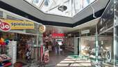 Ladenpassage, rechts neben der Mieteinheit - 