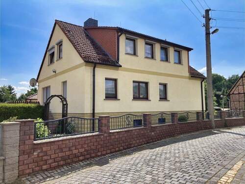 Hausansicht - Viel Platz für die ganze Familie - Ein Haus mit vielen Möglichkeiten !