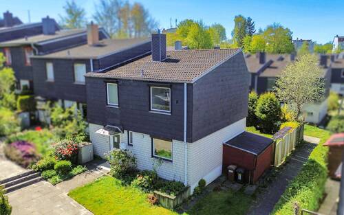Hausansicht - Familienwohnen mit Perspektive – Reihenendhaus mit Garten, Balkon und Vollkeller