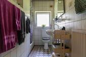 Gäste-Toilette mit Dusche im Erdgeschoss - 