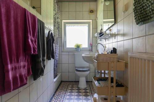 Gäste-Toilette mit Dusche im Erdgeschoss - 