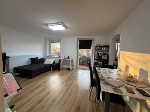 geräumiges Wohnzimmer - 3 Zimmer Etagenwohnung zum Kaufen in Dachau