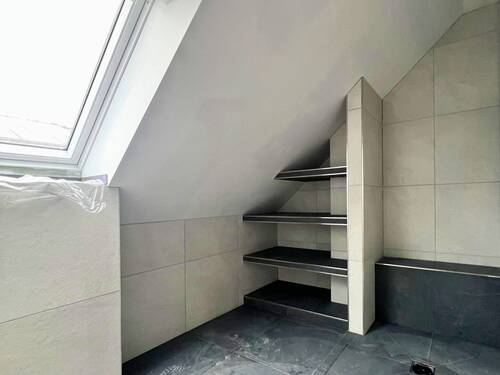 Duschbad mit Ablagen - 