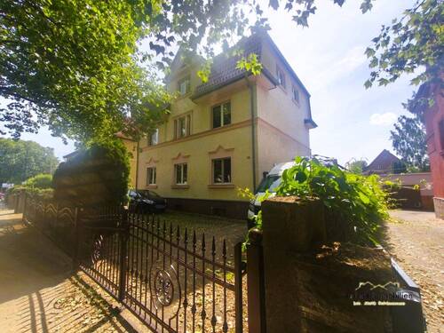 Hausansicht - Helle 3-Raum-Dachgeschosswohnung mit Wohlfühlfaktor, Einbauküche & Garage
