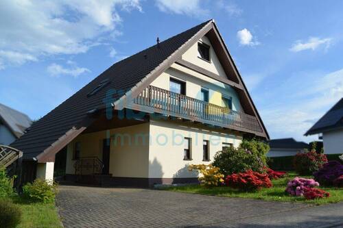 Einfahrt - Wohnen am Waldrand - Gepflegtes Einfamilienhaus in ruhiger Lage von Borna