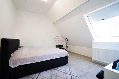 Schlafzimmer mit searatem WC und Ankleide - 