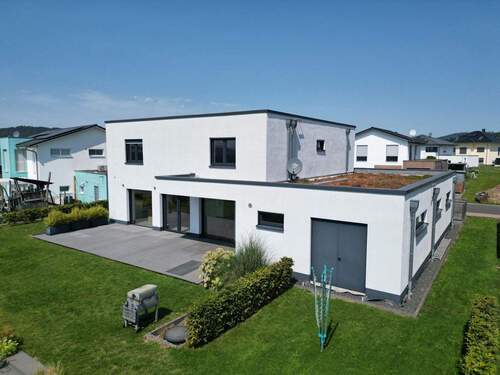 Rückansicht mit Terrasse - 5 Zimmer Mehrfamilienhaus, Wohnhaus zum Kaufen in Niedenstein