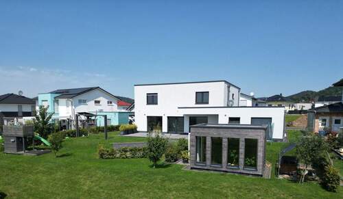 Rückansicht mit Garten und Gewächshaus - 5 Zimmer Mehrfamilienhaus, Wohnhaus in Niedenstein