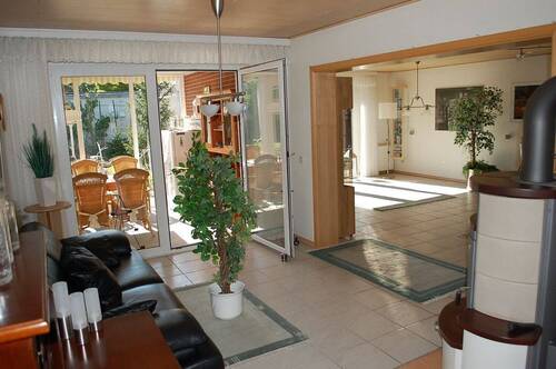 EFH: EG WoZi. Blick zum Garten und zum Wohnzimmerbereich - 