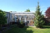 EFH: Hausrückseite Blick zum offenen Gartenhaus - 