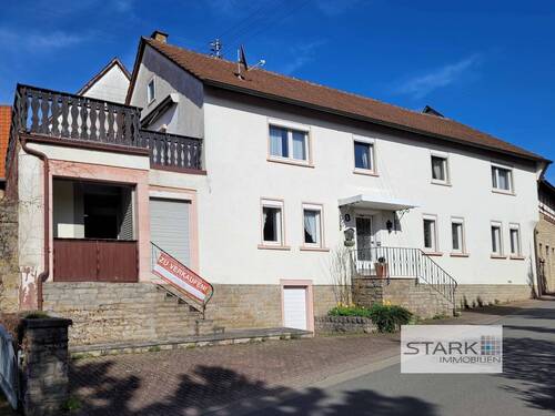Außenansicht Straßenseite.jpg - Messelhausen: Großes Wohnhaus mit Laden, Scheune, Garage und Garten!