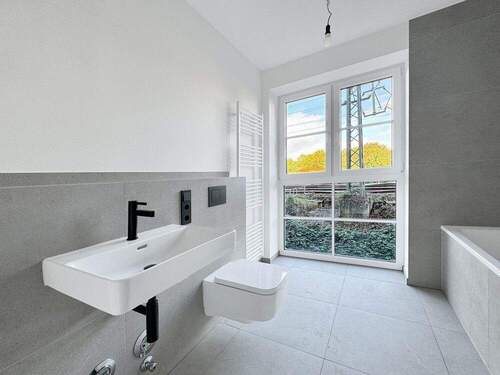 TAGESLICHTBAD MIT WALK-IN DUSCHE UND WANNE - 